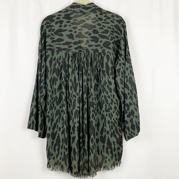 UMGEE Animal Print V-Neck Collar Tunic--Only Small  Left - Picture 7 of 11